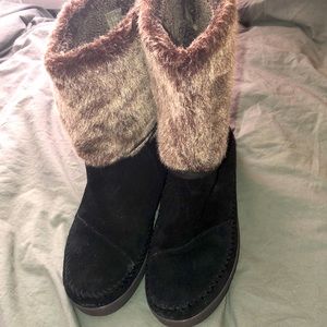 Toms Women’s black fur boots with tie back
